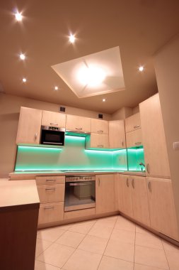 Yeşil led aydınlatma ile modern lüks mutfak