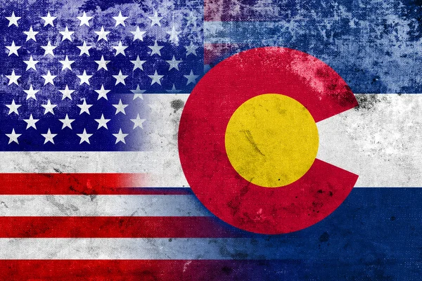 США і Колорадо державний прапор з старовинних і старий погляд — стокове фото