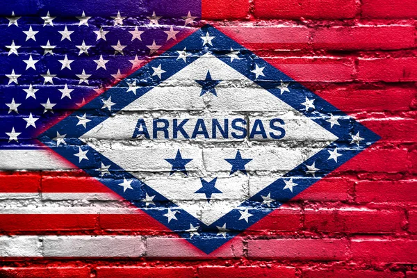 Drapeau des États-Unis et de l'Arkansas peint sur un mur de briques — Photo