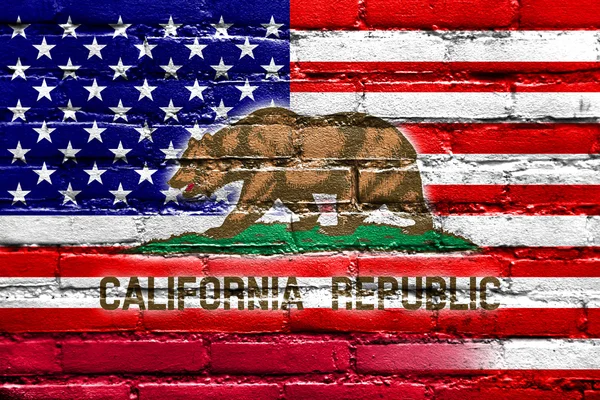 USA och California State flagga målade på tegelvägg — Stockfoto