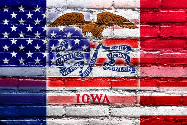 Drapeau des États-Unis et de l'Iowa peint sur un mur de briques — Photo