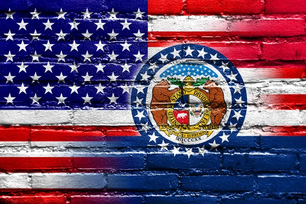 ABD ve Missouri Devlet bayrağı tuğla duvara boyalı — Stok fotoğraf
