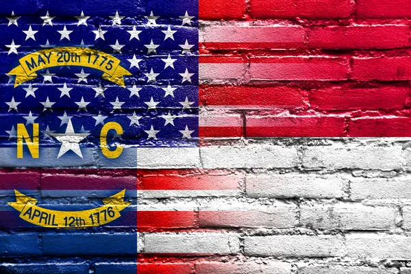 EUA e Carolina do Norte Bandeira do Estado pintada na parede de tijolos — Fotografia de Stock