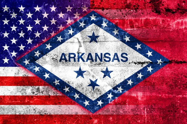 USA i Flaga stanu Arkansas namalowane na ścianie grunge — Zdjęcie stockowe