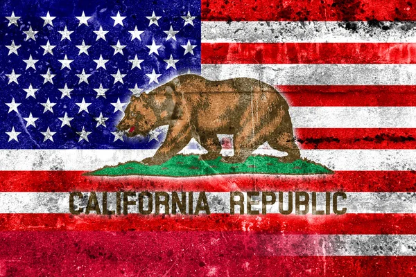 USA og California State Flag malet på grunge væg - Stock-foto