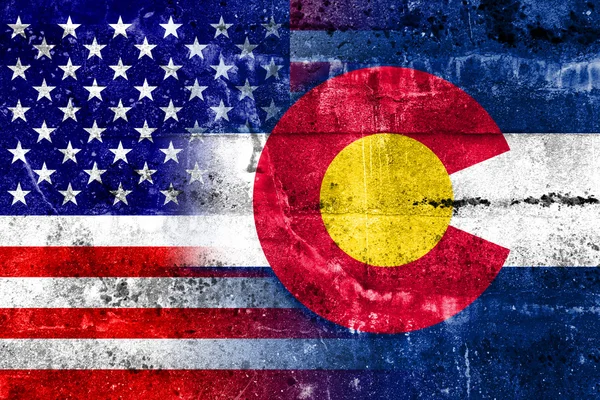 EUA e Colorado Bandeira do Estado pintada na parede grunge — Fotografia de Stock
