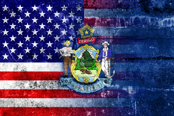 USA i Flaga stanu Maine namalowane na ścianie grunge — Zdjęcie stockowe