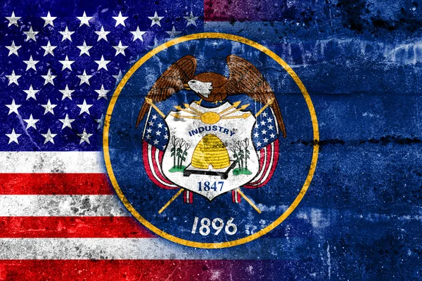 US-amerikanische und utah-staatliche Flagge an Grunge-Wand gemalt — Stockfoto