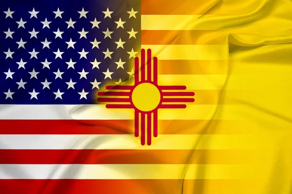 Agitant le drapeau des États-Unis et du Nouveau-Mexique — Photo