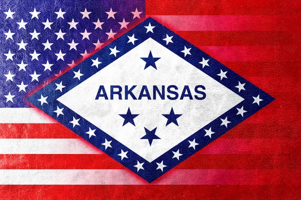 Bandera del Estado de Estados Unidos y Arkansas pintada sobre textura de cuero — Foto de Stock