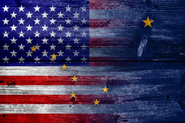 USA und Alaska State Flagge auf alten Holzplanken Textur gemalt — Stockfoto