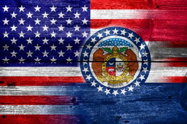Boyalı eski ahşap tahta dokusu üzerinde ABD ve Missouri Devlet bayrağı