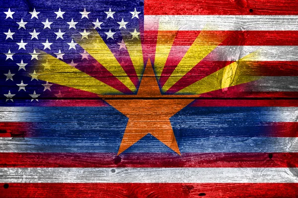 USA en Arizona Braziliaanse vlag geschilderd op oude houten plank textuur — Stockfoto