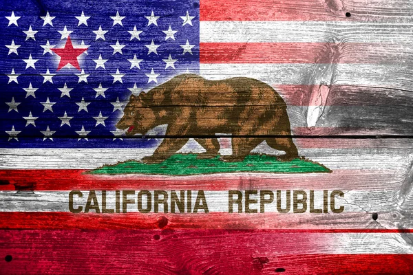 古い木の板のテクスチャに描かれた米国およびカリフォルニア州の旗 — ストック写真
