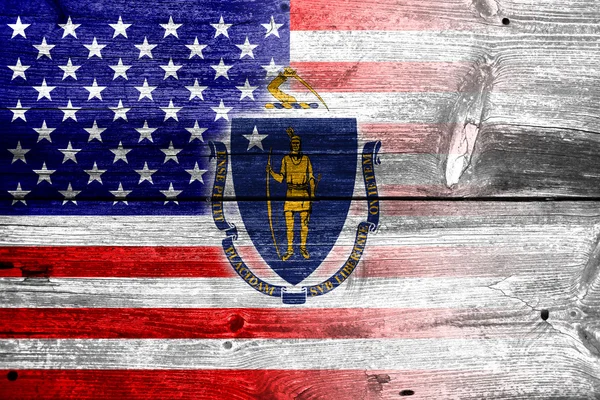 Boyalı eski ahşap tahta dokusu üzerinde ABD ve Massachusetts Devlet bayrağı — Stok fotoğraf