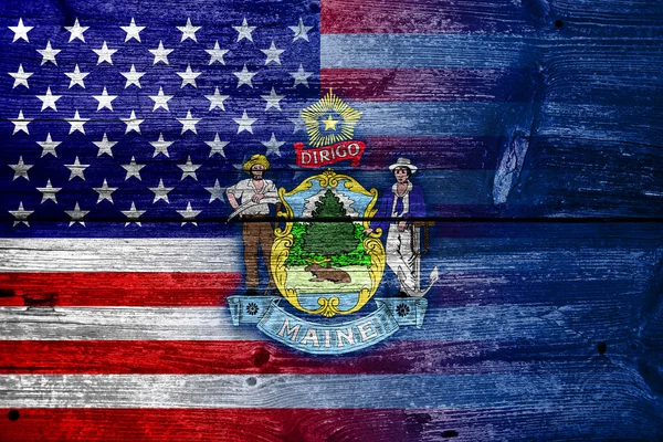 USA und Maine State Flagge auf alten Holzplanken Textur gemalt — Stockfoto