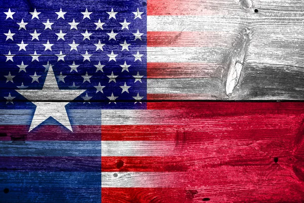 Bandera de Estados Unidos y Texas pintada sobre una textura de madera vieja —  Fotos de Stock