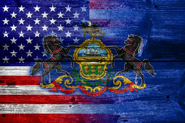 Флаг США и Пенсильвании раскрашен на старой деревянной доске — стоковое фото