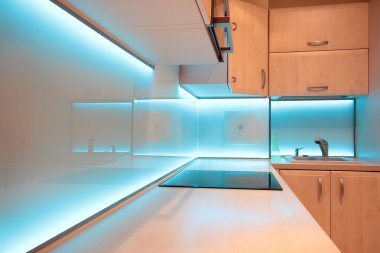 Mavi led aydınlatma ile modern lüks mutfak
