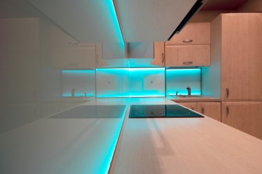Mavi led aydınlatma ile modern lüks mutfak