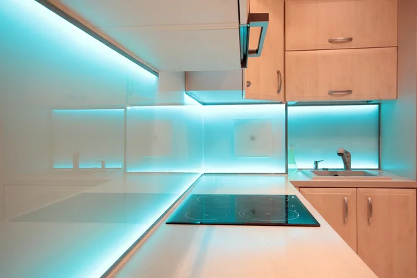 Cozinha moderna de luxo com iluminação led azul — Fotografia de Stock