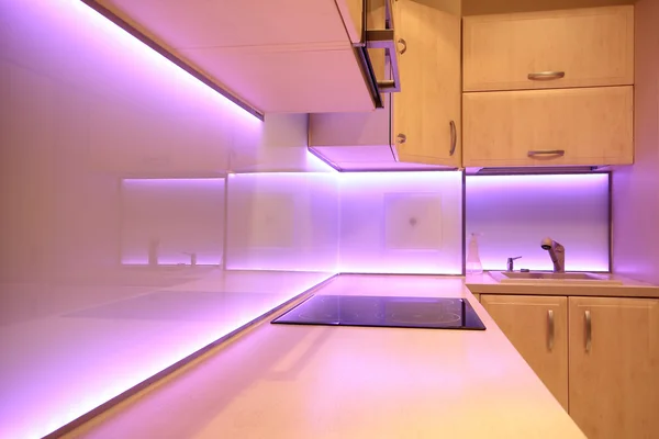 Cucina moderna di lusso con illuminazione a LED rosa — Foto Stock