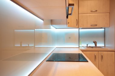 Beyaz led aydınlatma ile modern lüks mutfak