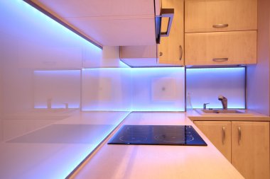 Mor led aydınlatma ile modern lüks mutfak