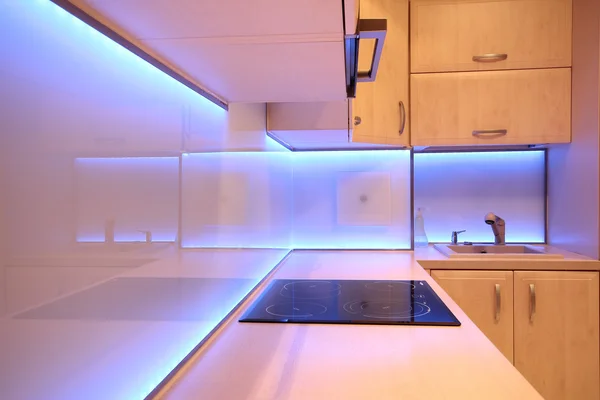 Moderní a luxusní kuchyně s fialovým led osvětlení — Stock fotografie