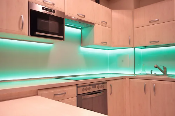 Moderne luxe keuken met groene led verlichting — Stockfoto