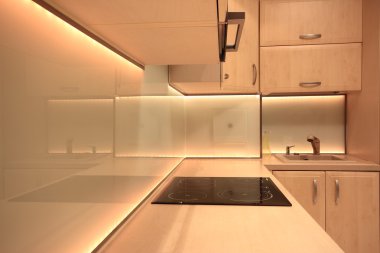 sarı led aydınlatma ile modern lüks mutfak