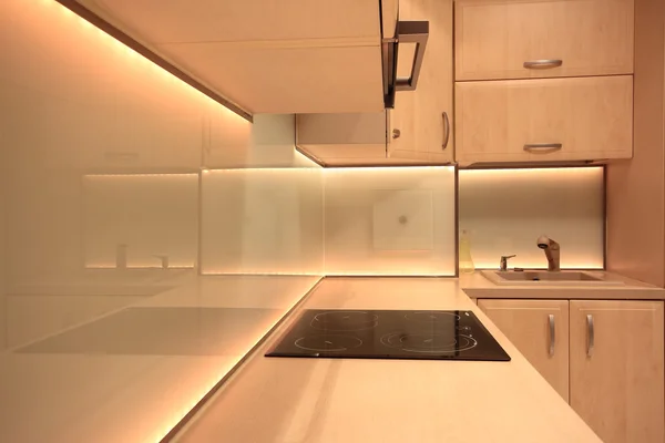 Moderna cucina di lusso con illuminazione a led gialla — Foto Stock