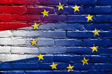 tuğla duvara boyalı Hollanda ve Avrupa Birliği bayrağı