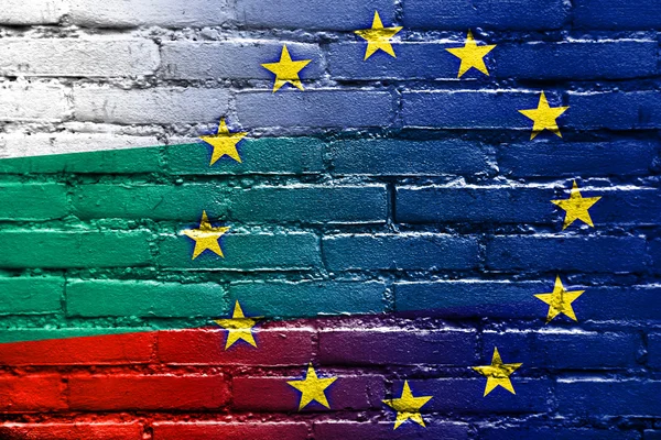 Bandera de Bulgaria y la Unión Europea pintada en la pared de ladrillo — Foto de Stock