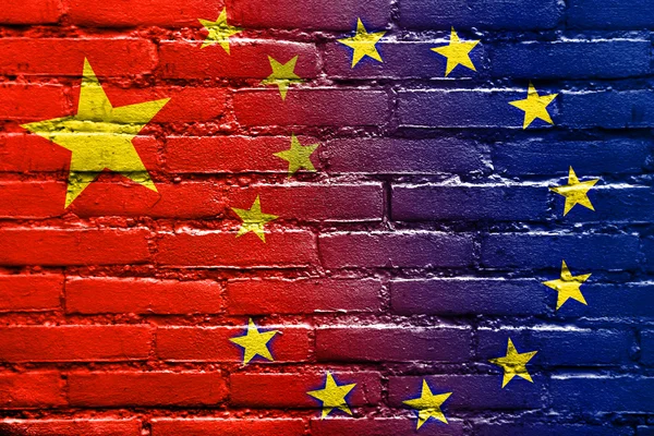 Bandera de China y la Unión Europea pintada en la pared de ladrillo — Foto de Stock