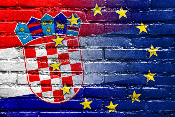 レンガの壁に描かれたクロアチアそして欧州連合の旗 — ストック写真