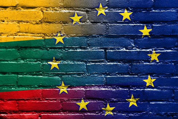 Tuğla duvara boyalı Litvanya ve Avrupa Birliği bayrağı — Stok fotoğraf