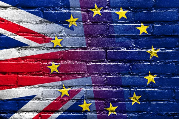 Bandera del Reino Unido y de la Unión Europea pintada en la pared de ladrillo — Foto de Stock
