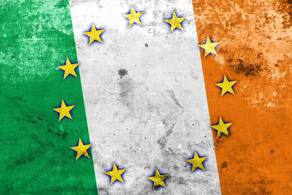 ヴィンテージと古い外観とアイルランドと欧州連合の旗 — ストック写真