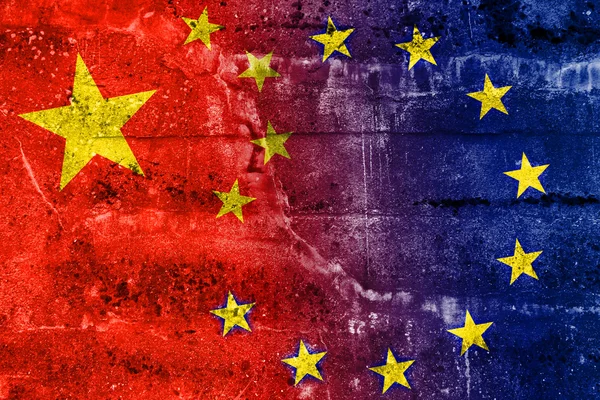 China e União Europeia Bandeira pintada na parede grunge — Fotografia de Stock