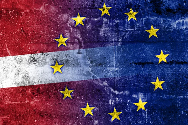 Lotyšsko a Evropské unie vlajka maloval na zdi grunge — Stock fotografie