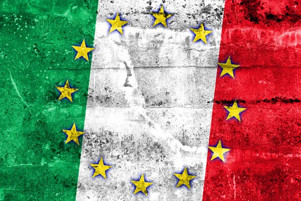 グランジの壁に描かれたイタリアそして欧州連合の旗 — ストック写真