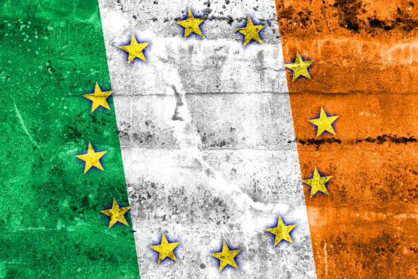 Irlande et Union européenne Drapeau peint sur un mur de grunge — Photo