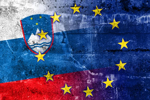 Slovenië en de Europese Unie vlag geschilderd op grunge muur — Stockfoto