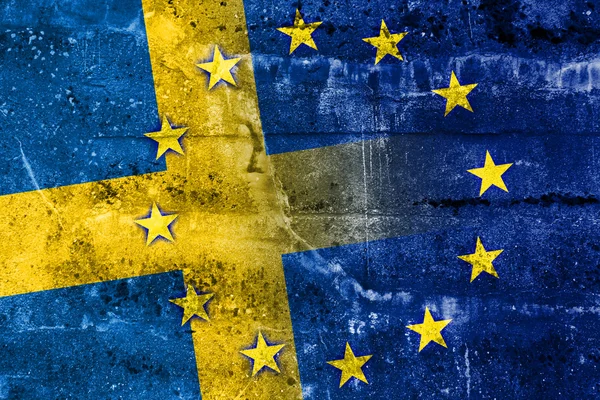 Flaga Szwecji i Unii Europejskiej, malowany na ścianie nieczysty — Zdjęcie stockowe