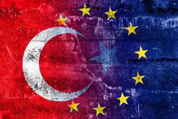 Turkije en de Europese Unie vlag geschilderd op grunge muur — Stockfoto