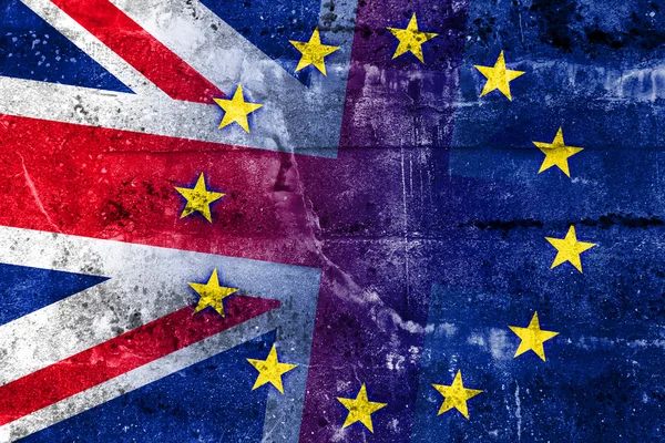 Bandera del Reino Unido y de la Unión Europea pintada en la pared grunge — Foto de Stock