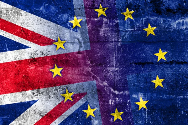 Bandera del Reino Unido y de la Unión Europea pintada en la pared grunge — Foto de Stock
