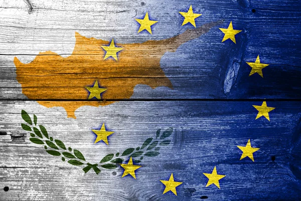 Bendera Siprus dan Uni Eropa dicat pada tekstur papan kayu tua — Stok Foto