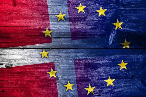 Dinamarca e União Europeia Bandeira pintada em madeira velha prancha textura — Fotografia de Stock